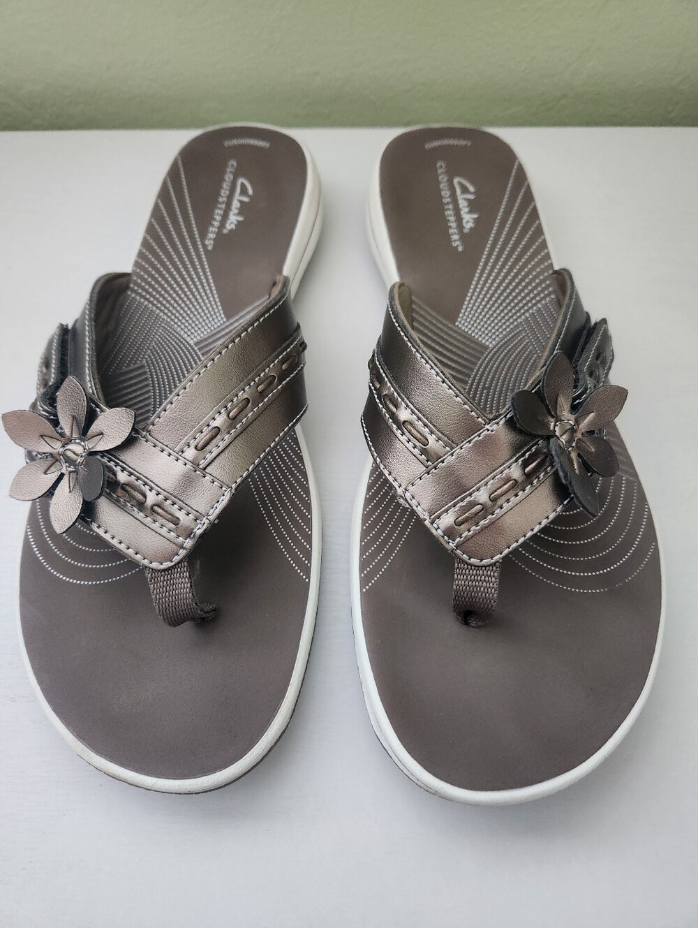Clarks Women's Metallic Bronze Floral Thong Sandals Women's 10